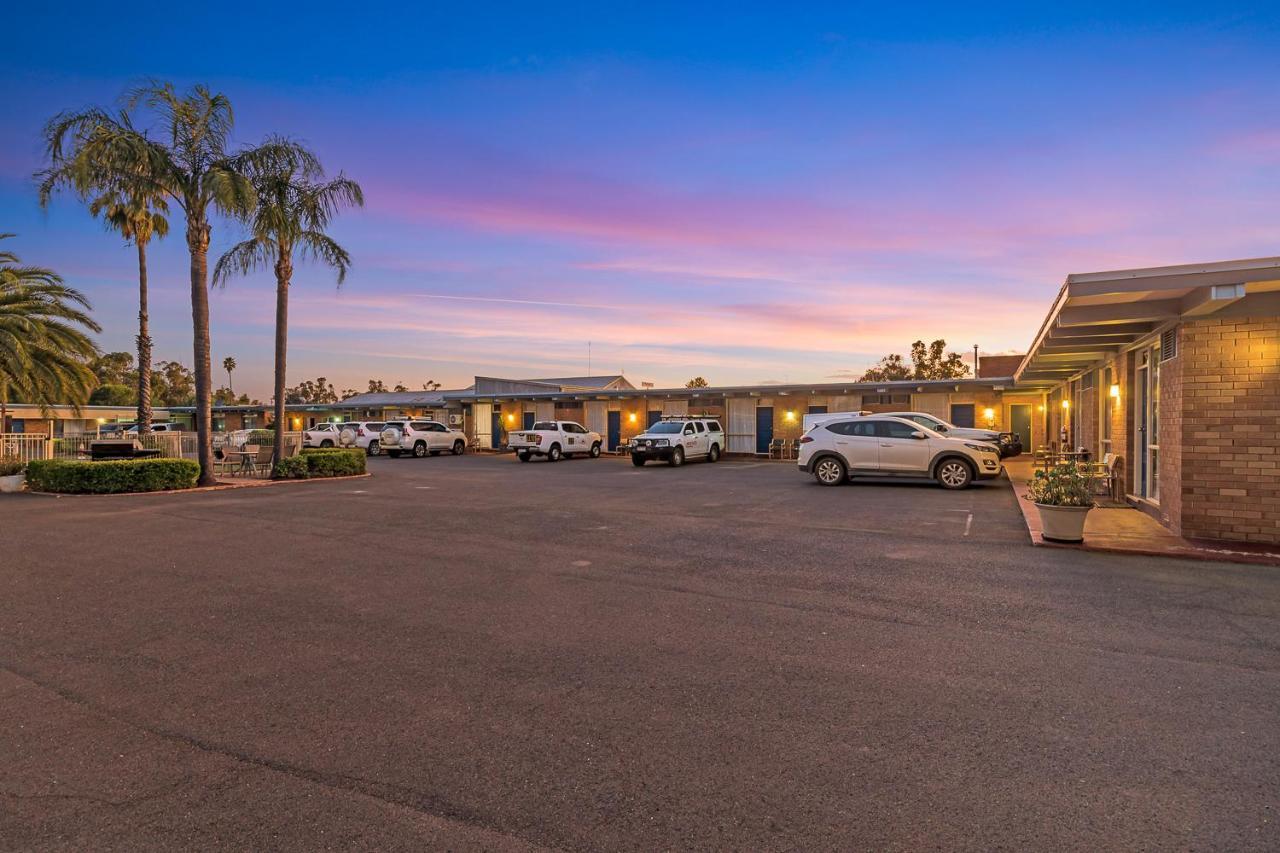 Plainsman Motel Forbes Bagian luar foto