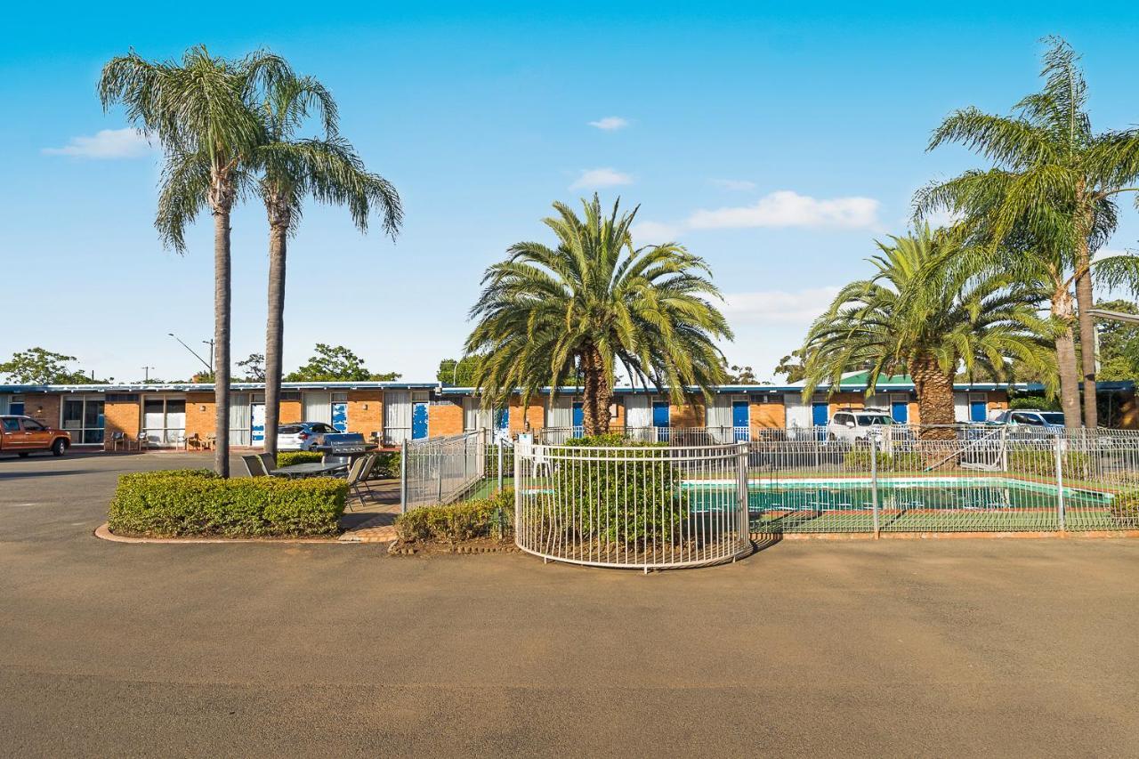 Plainsman Motel Forbes Bagian luar foto