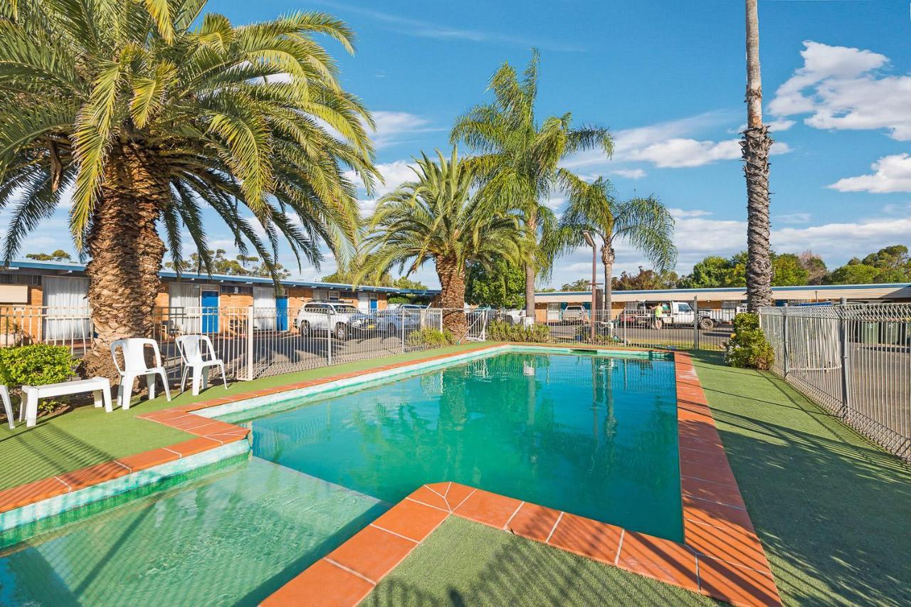 Plainsman Motel Forbes Bagian luar foto