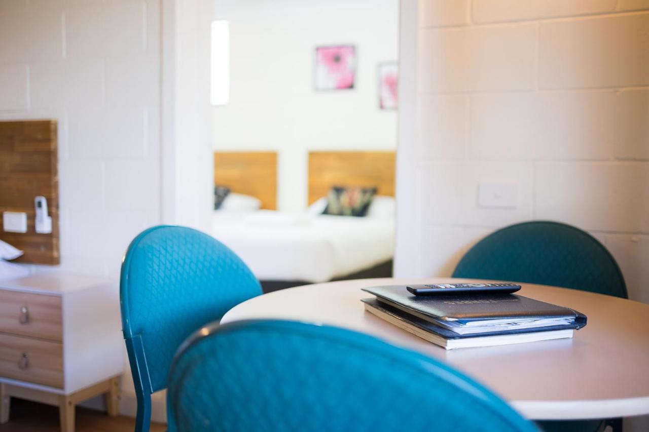 Plainsman Motel Forbes Bagian luar foto
