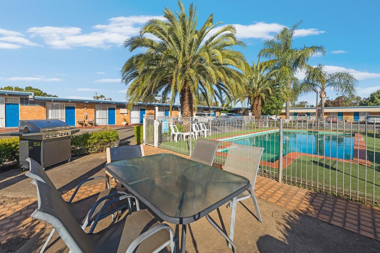 Plainsman Motel Forbes Bagian luar foto