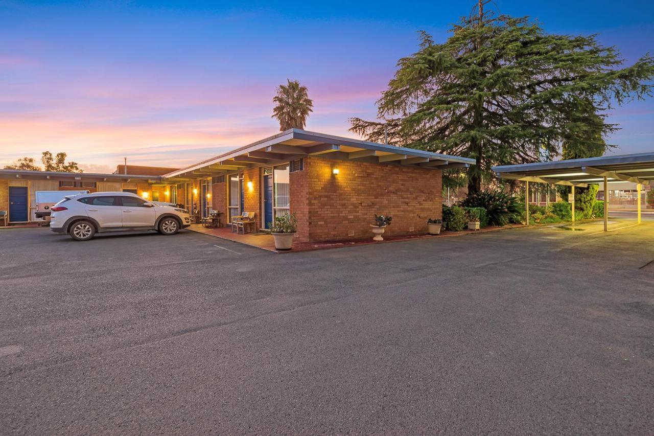 Plainsman Motel Forbes Bagian luar foto