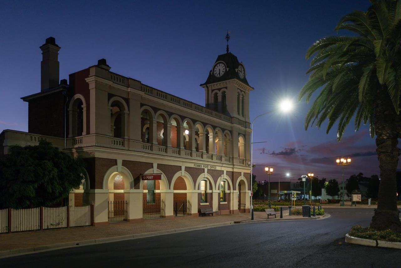 Plainsman Motel Forbes Bagian luar foto