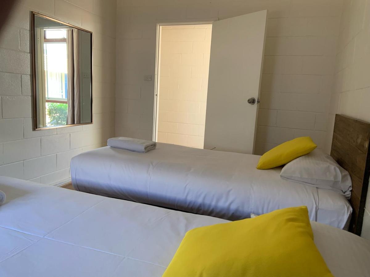 Plainsman Motel Forbes Bagian luar foto