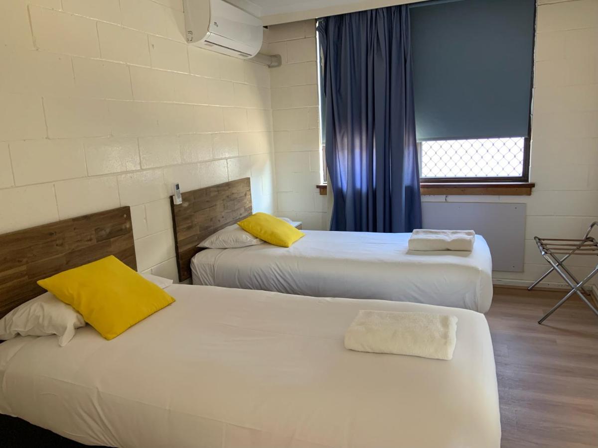 Plainsman Motel Forbes Bagian luar foto