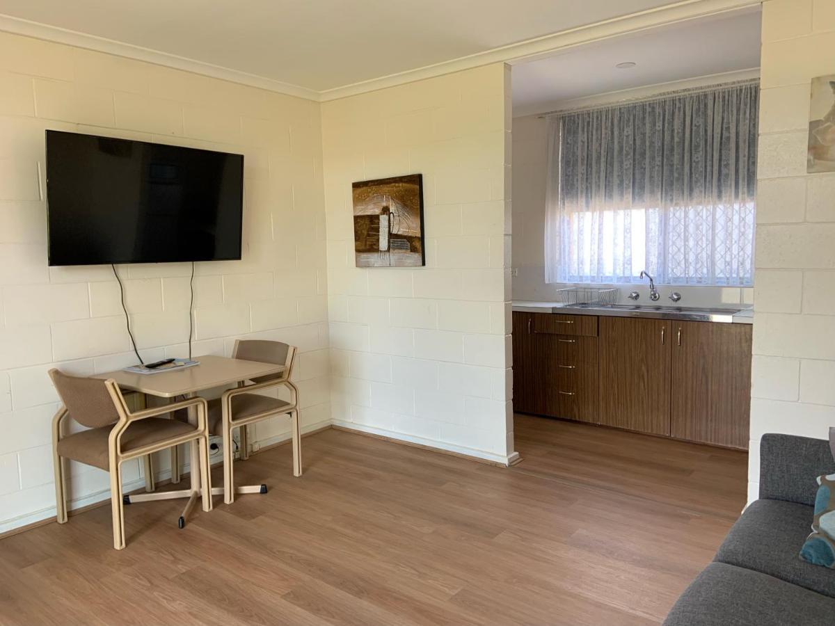 Plainsman Motel Forbes Bagian luar foto